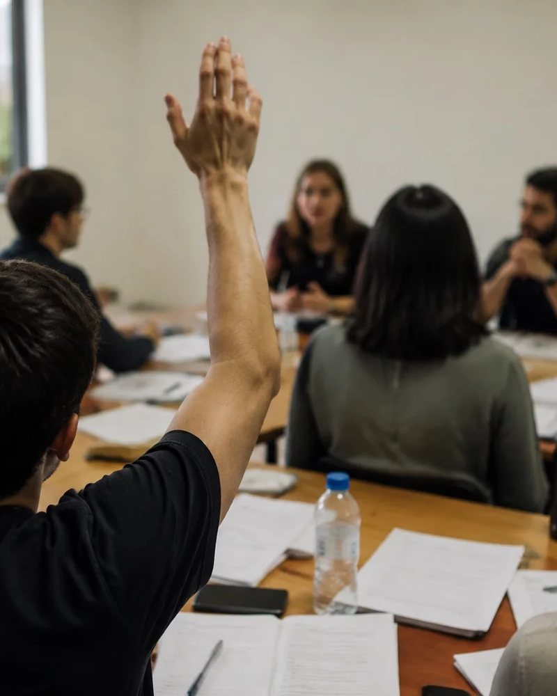 Dupla preparando uma rodada de debate com caderno aberto e canetas marcadoras